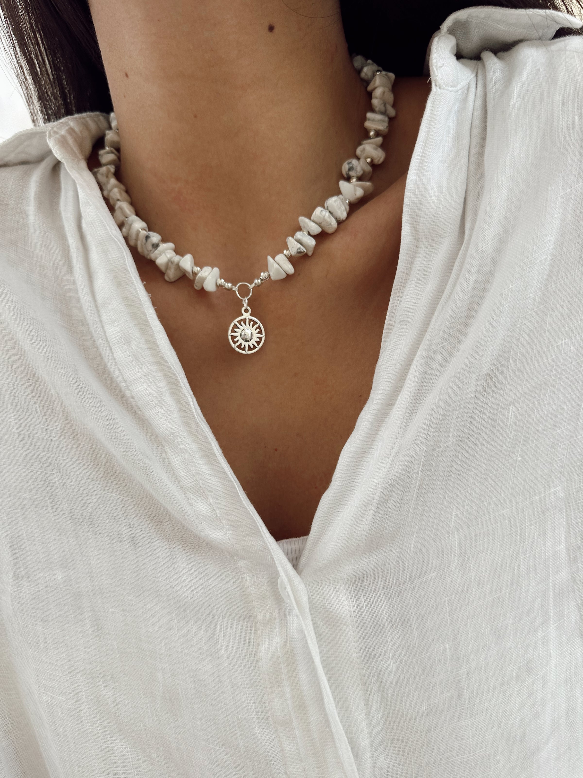 Collar Piedras Plateado Sol