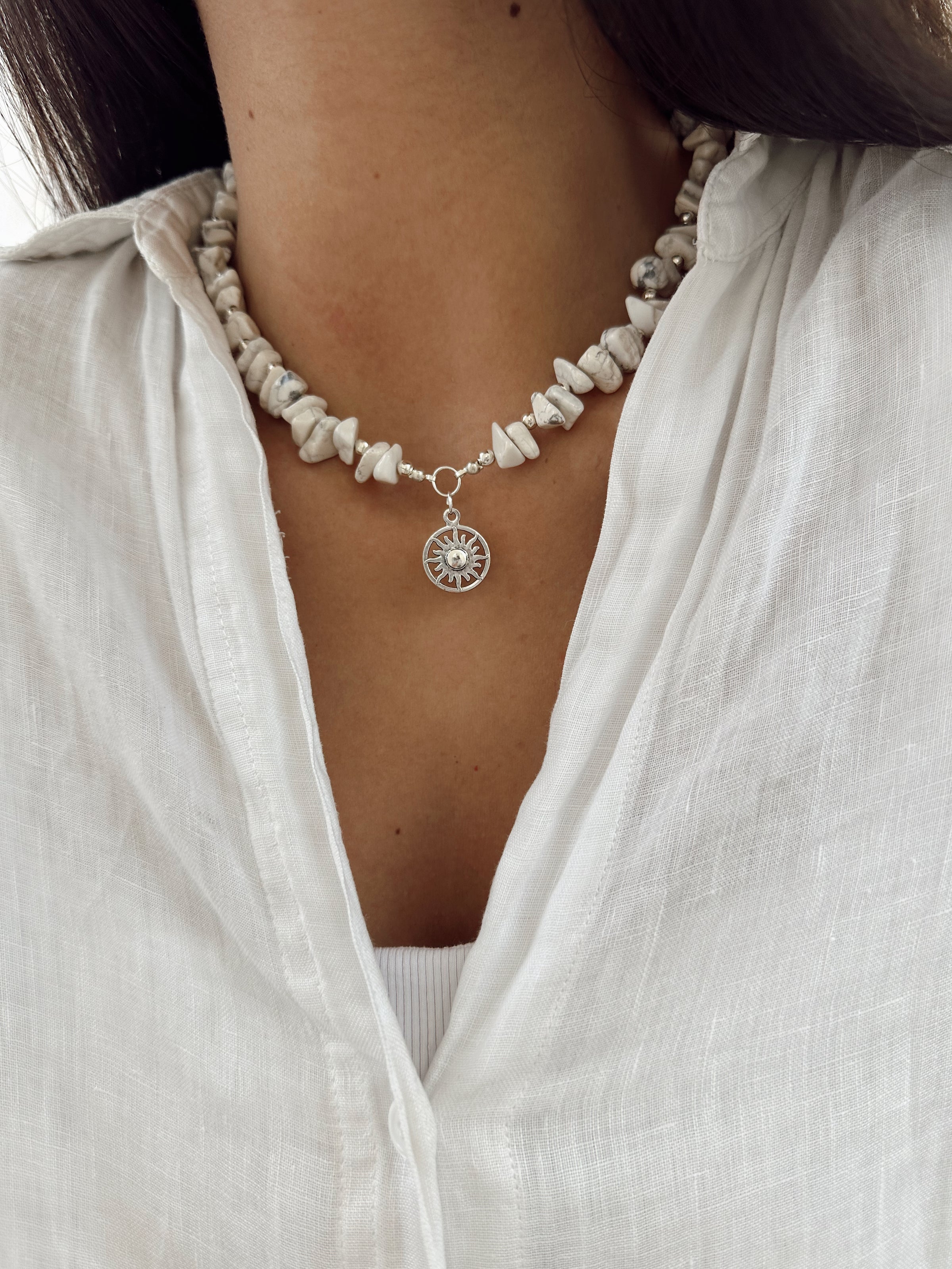 Collar Piedras Plateado Sol