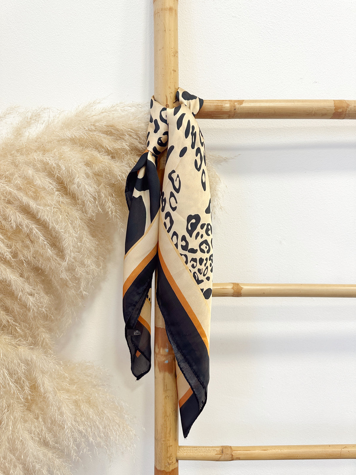 Pañuelo Print Beige Borde Negro
