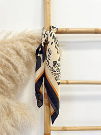 Pañuelo Print Beige Borde Negro