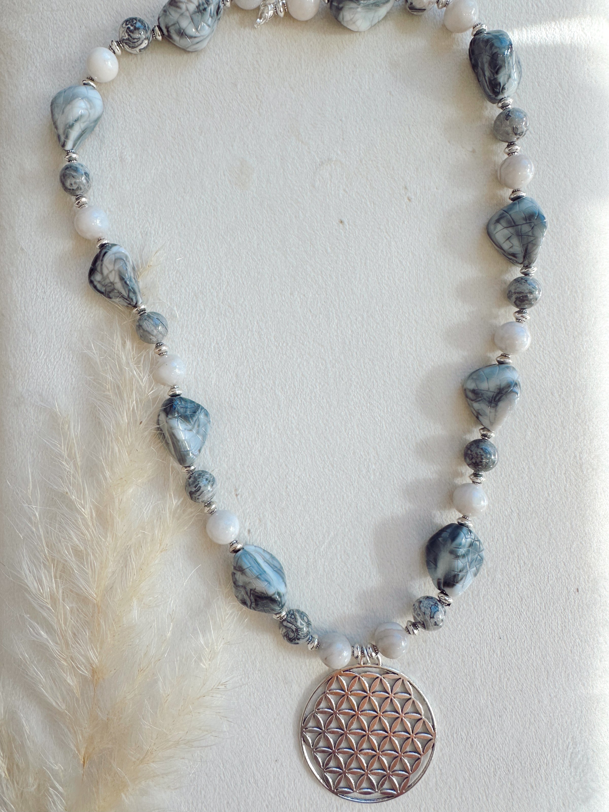 Collar Gris Plateado