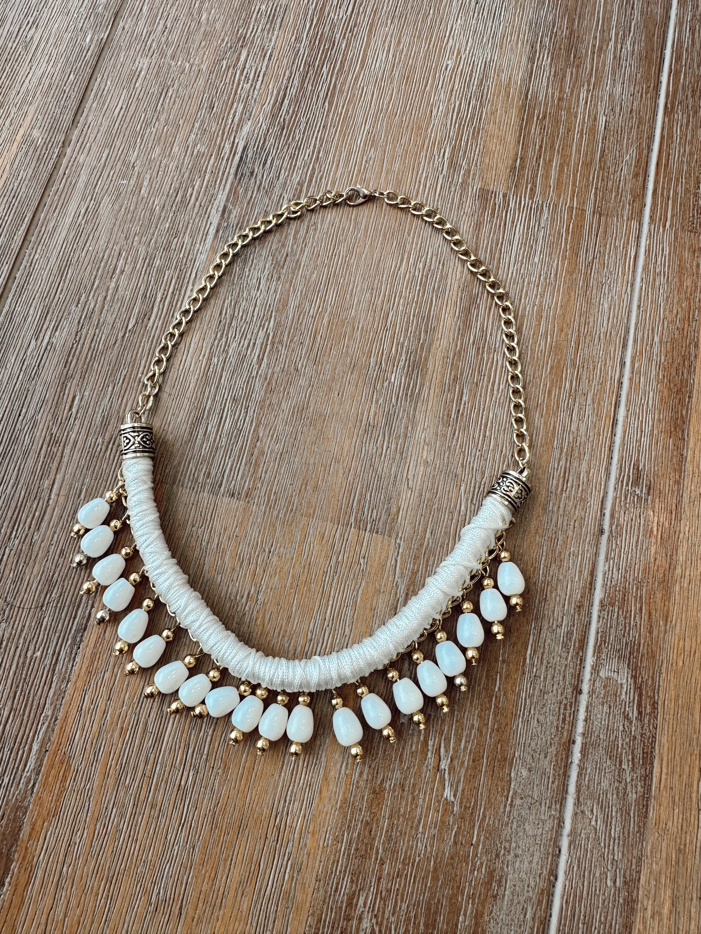 Collar MOM Blanco Dorado