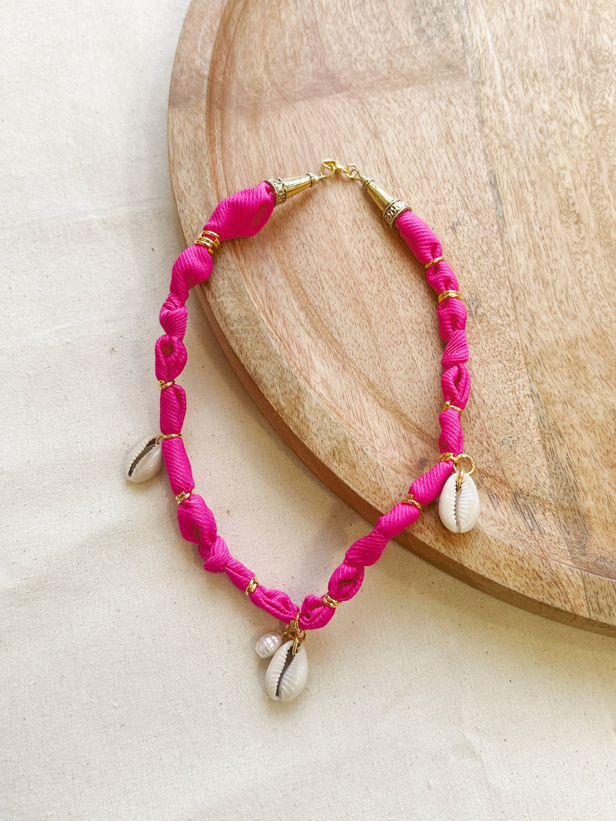 Collar Tela Fucsia Conchitas