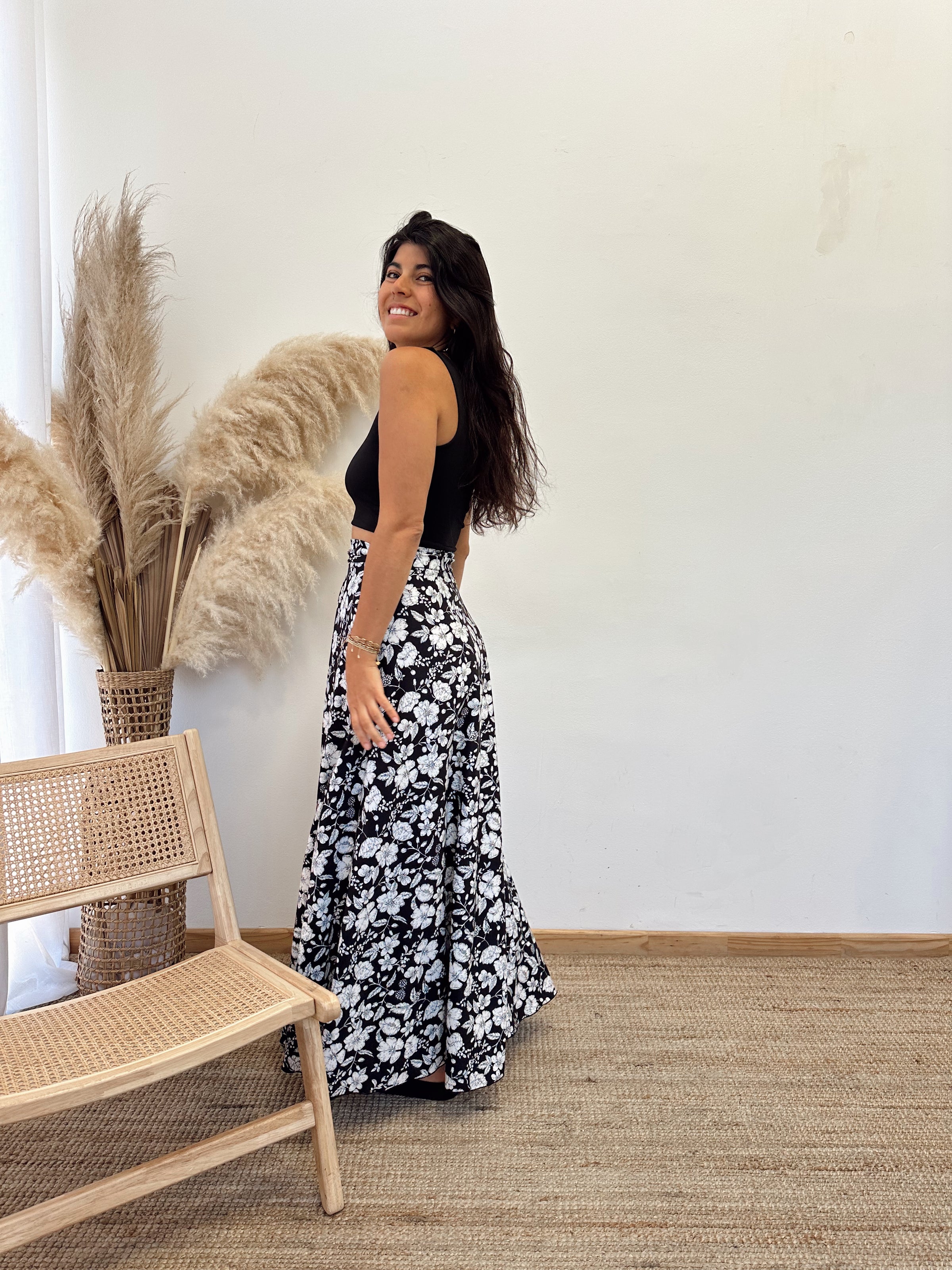 Falda Envolvente Negra Flores Blancas