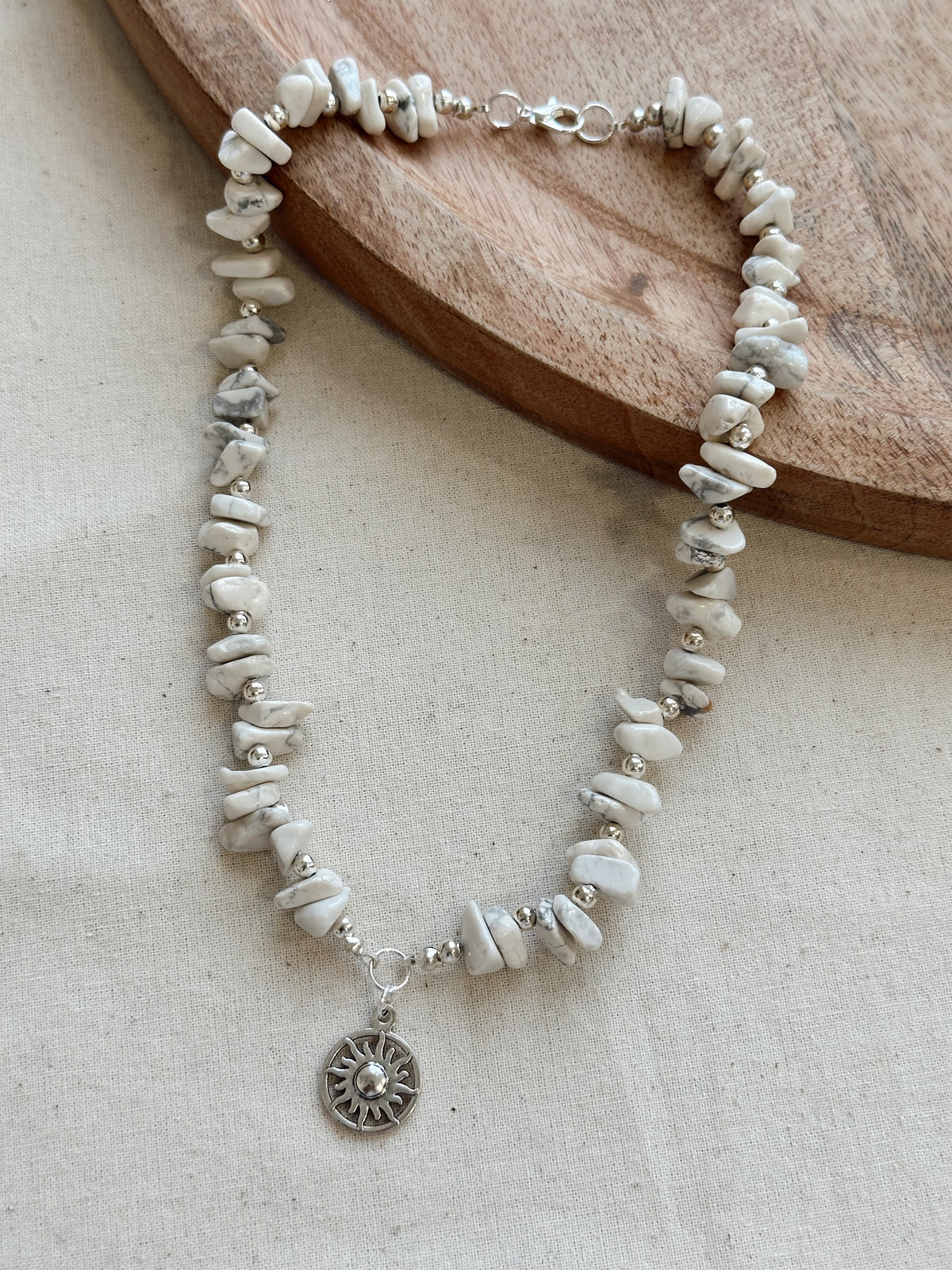Collar Piedras Plateado Sol