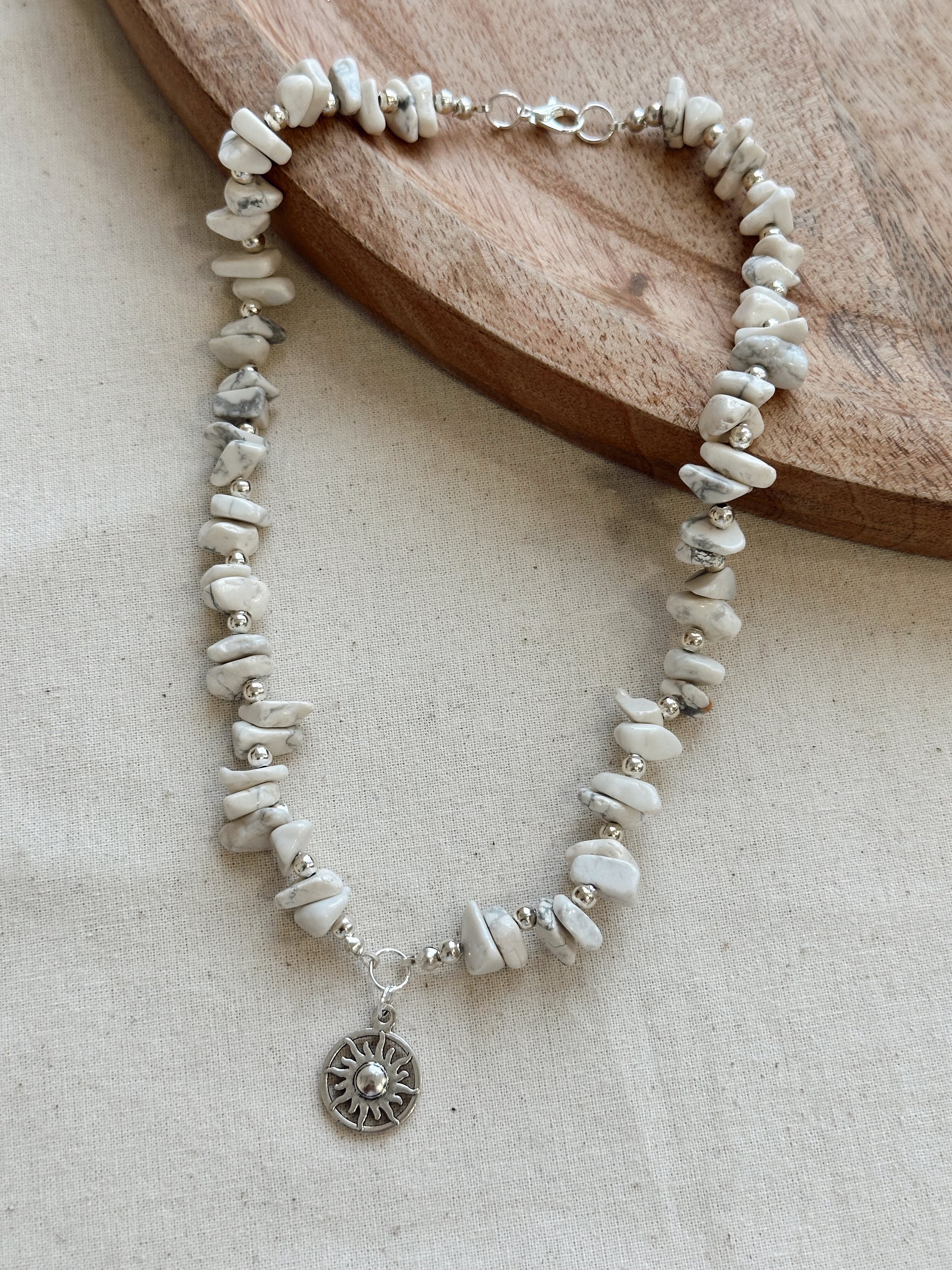 Collar Piedras Plateado Sol
