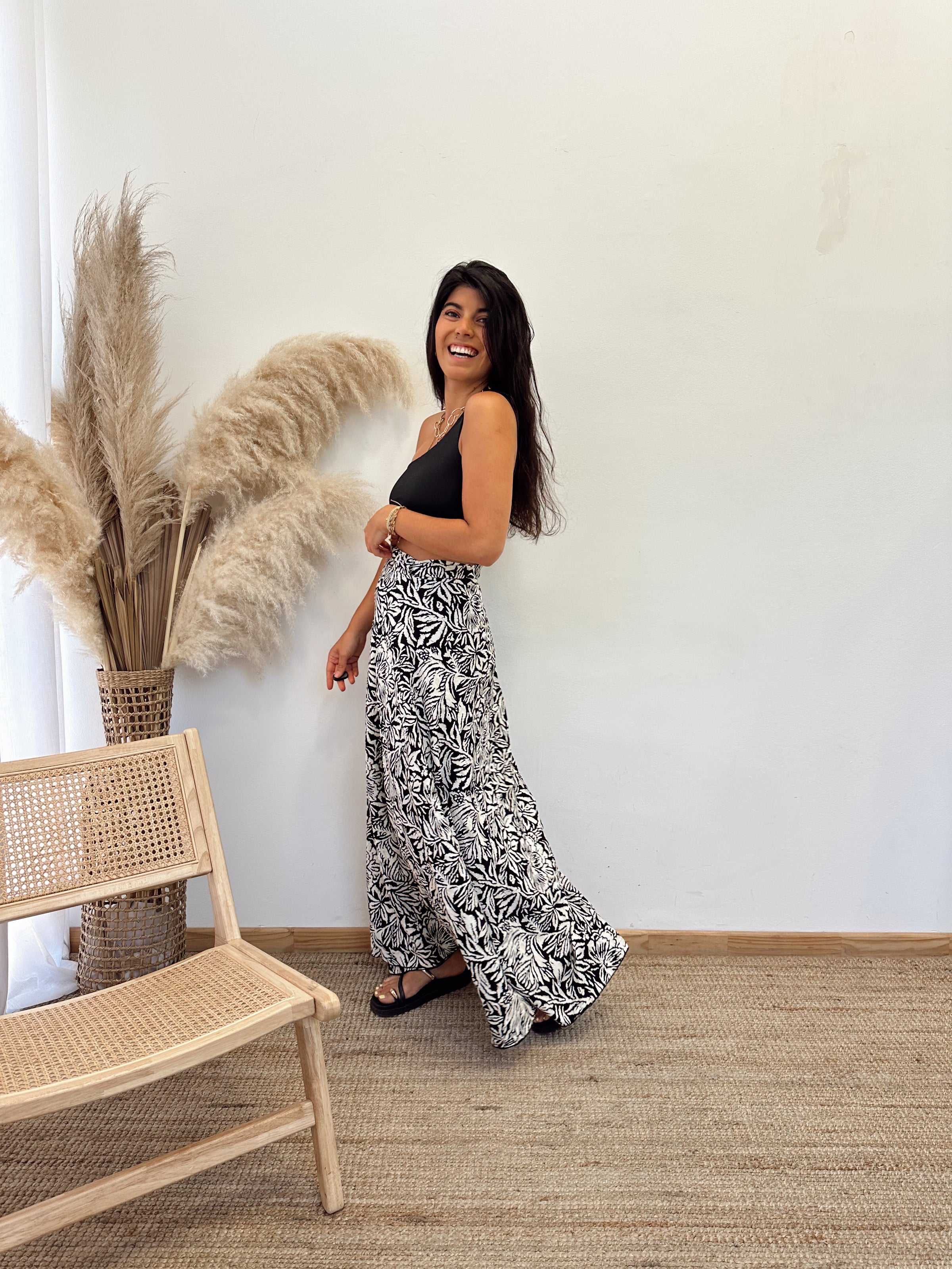 Falda Envolvente Negra Flores Beige