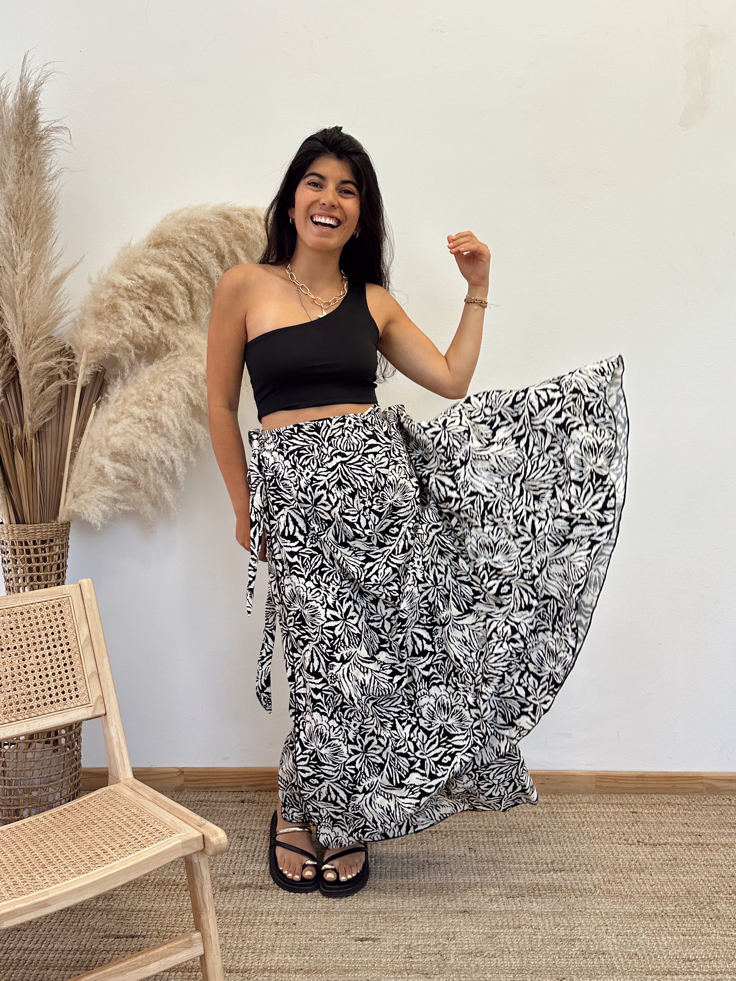 Falda Envolvente Negra Flores Beige