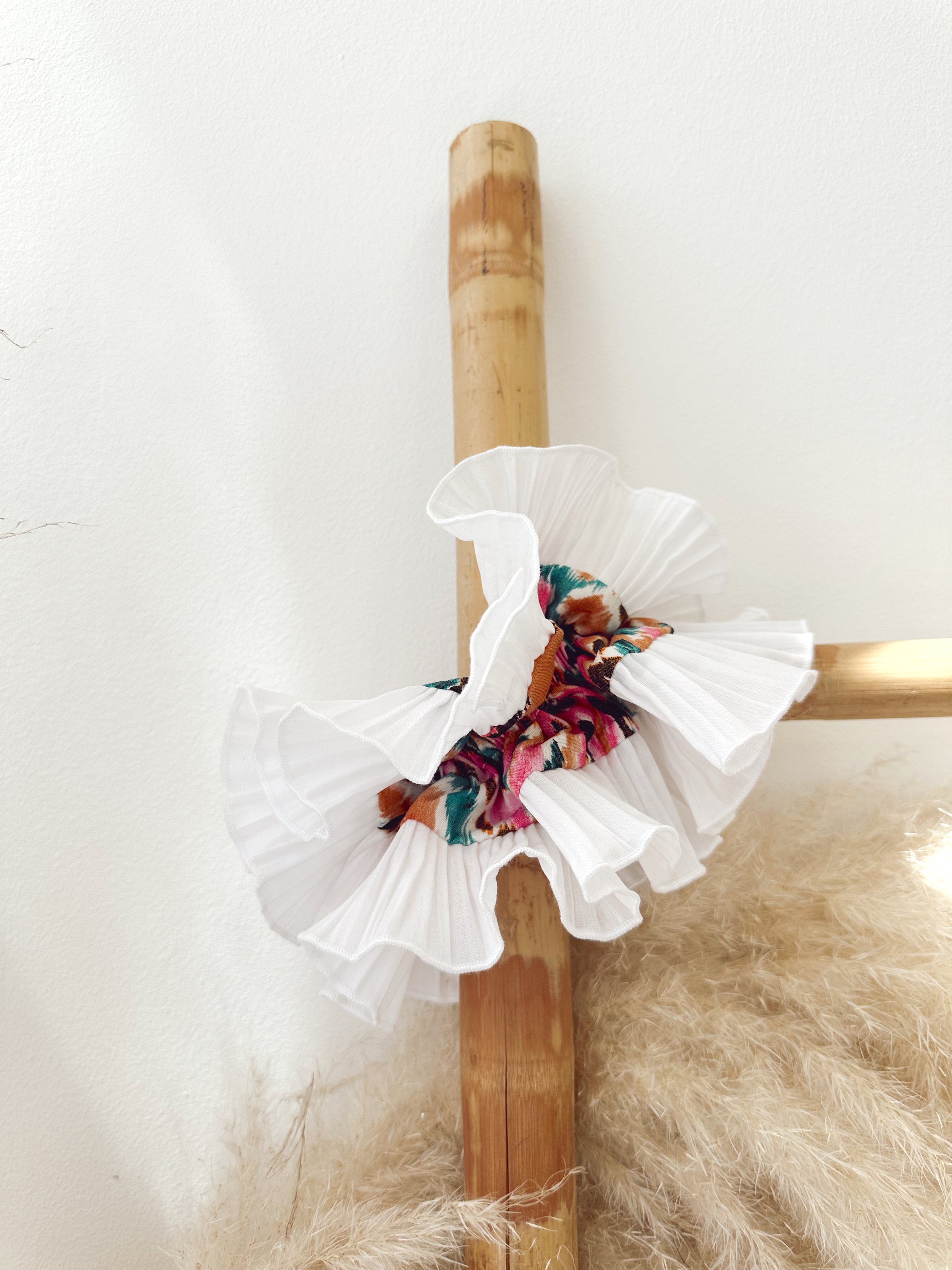 Colet Doble Vuelo Blanco Fucsia