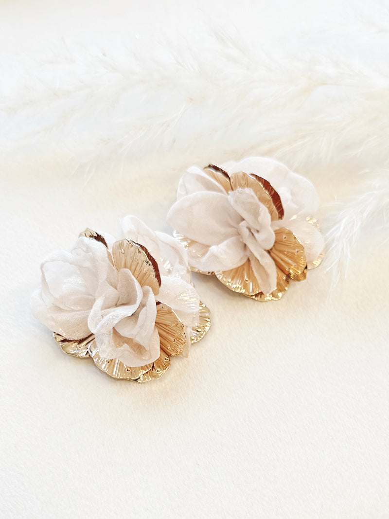 Aros Flor Pétalos Beige