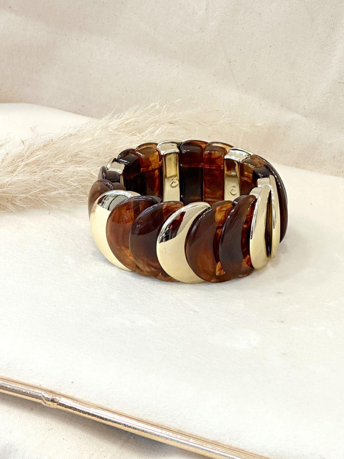 Pulsera resina elasticada Café dorada