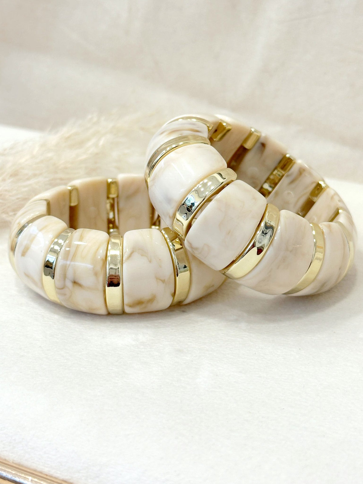 Pulsera resina elasticada Beige dorada